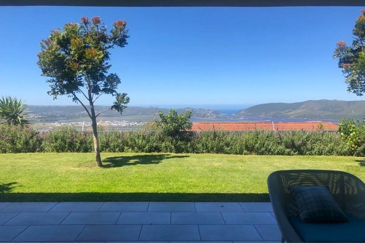 360 Degree Views in Quiet Upmarket Neighbourhood Large Comfortable Family Home Perfect for the Entertainer - Photo 3