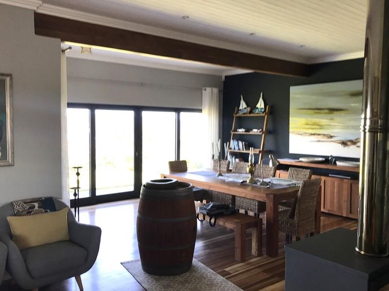 360 Degree Views in Quiet Upmarket Neighbourhood Large Comfortable Family Home Perfect for the Entertainer - Photo 9