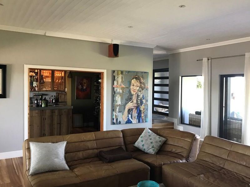 360 Degree Views in Quiet Upmarket Neighbourhood Large Comfortable Family Home Perfect for the Entertainer - Photo 8