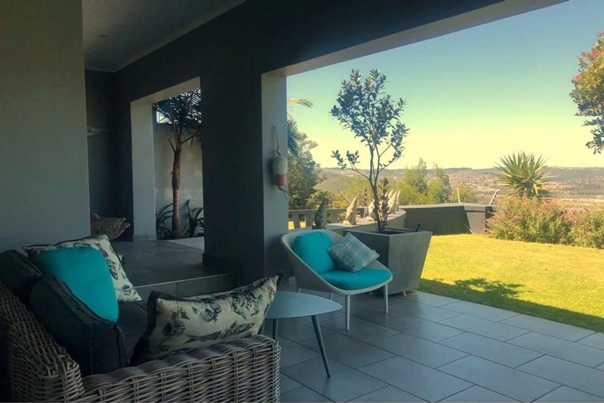 360 Degree Views in Quiet Upmarket Neighbourhood Large Comfortable Family Home Perfect for the Entertainer - Photo 2