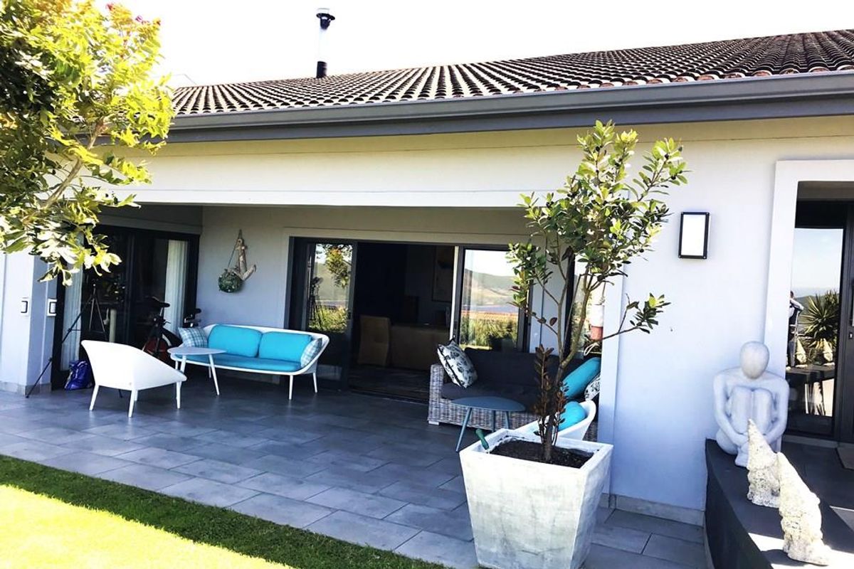 360 Degree Views in Quiet Upmarket Neighbourhood Large Comfortable Family Home Perfect for the Entertainer - Photo 5