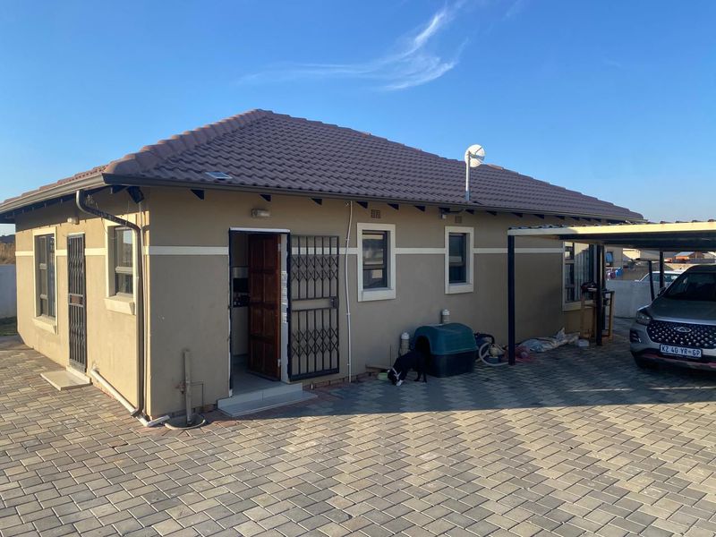 3 BEDROOMS 2 BATHROOMS FREE STANDING HOUSE IN A SECURED COMPLEX IN BLUE HILLS MIDRAND AVAILABLE FOR RENTAL - Photo 2