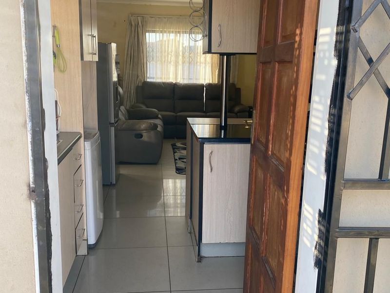 3 BEDROOMS 2 BATHROOMS FREE STANDING HOUSE IN A SECURED COMPLEX IN BLUE HILLS MIDRAND AVAILABLE FOR RENTAL - Photo 8