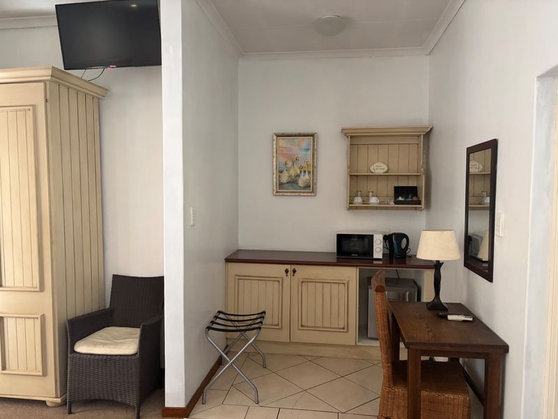 18 bedroom ensuite guest house in Equestria  - Photo 7