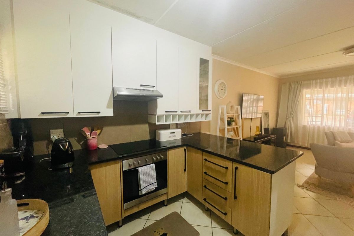 Ground Floor Living – Modern 2-Bedroom Apartment in Crescent Glades Estate - Photo 3