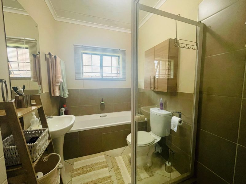 Ground Floor Living – Modern 2-Bedroom Apartment in Crescent Glades Estate - Photo 10