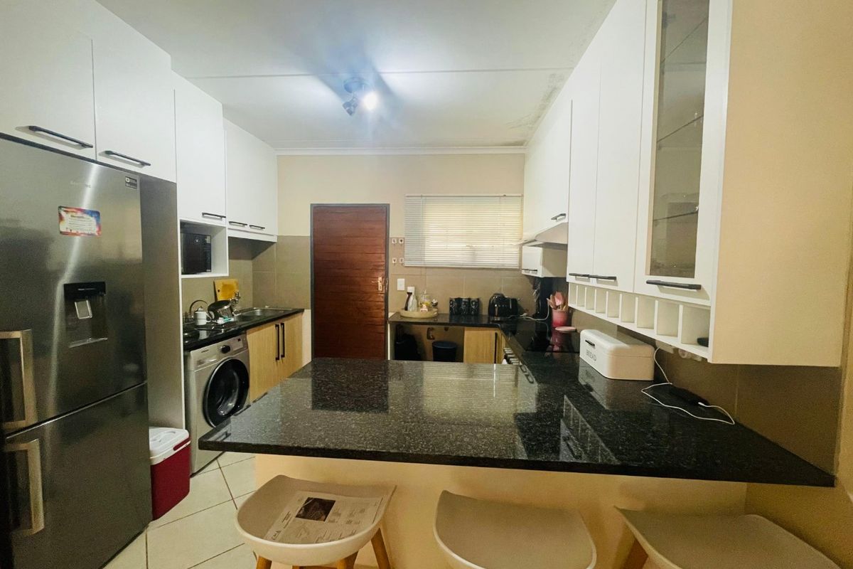 Ground Floor Living – Modern 2-Bedroom Apartment in Crescent Glades Estate - Photo 4