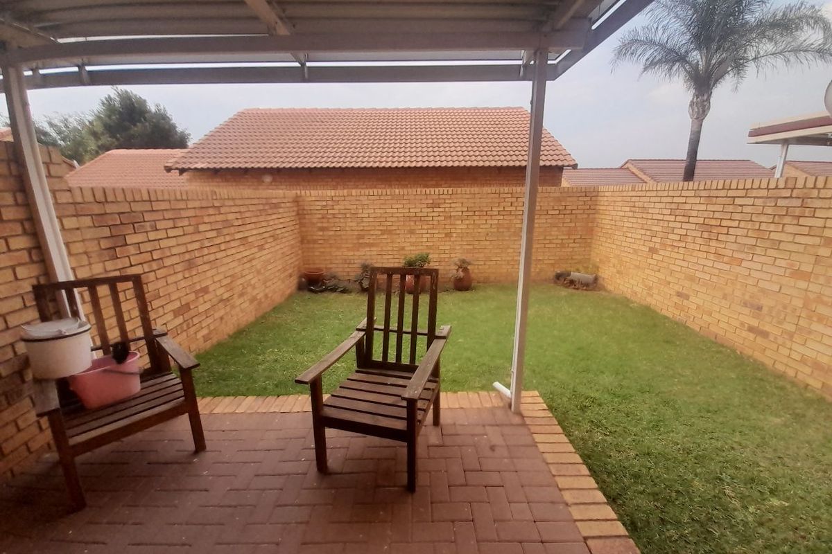 Neat & Spacious Duplex in a Secure Complex - Photo 2