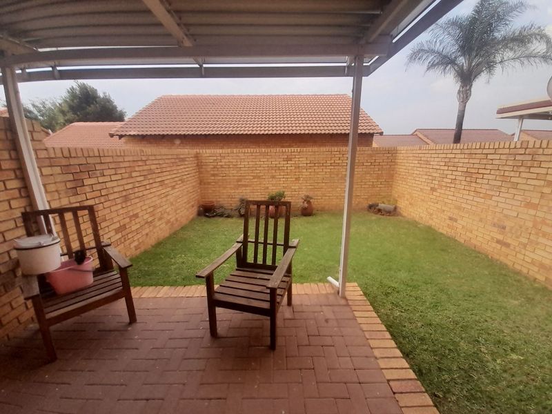 Neat & Spacious Duplex in a Secure Complex - Photo 2