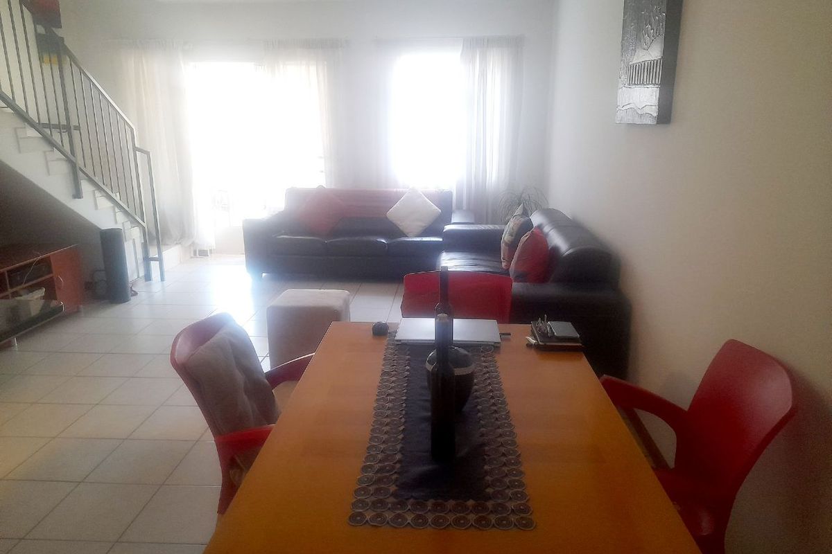 Neat & Spacious Duplex in a Secure Complex - Photo 4