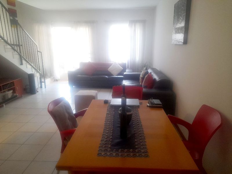 Neat & Spacious Duplex in a Secure Complex - Photo 4