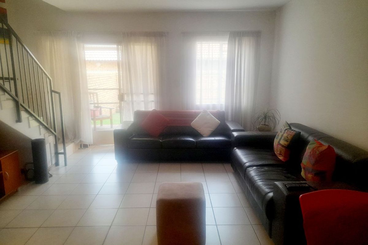 Neat & Spacious Duplex in a Secure Complex - Photo 3