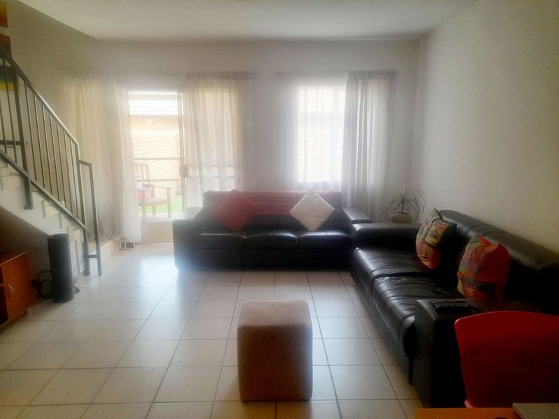 Neat & Spacious Duplex in a Secure Complex - Photo 3