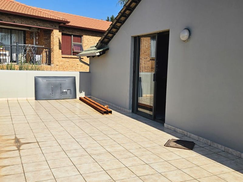 Luxury Family Home with Solar & Loft - Photo 10