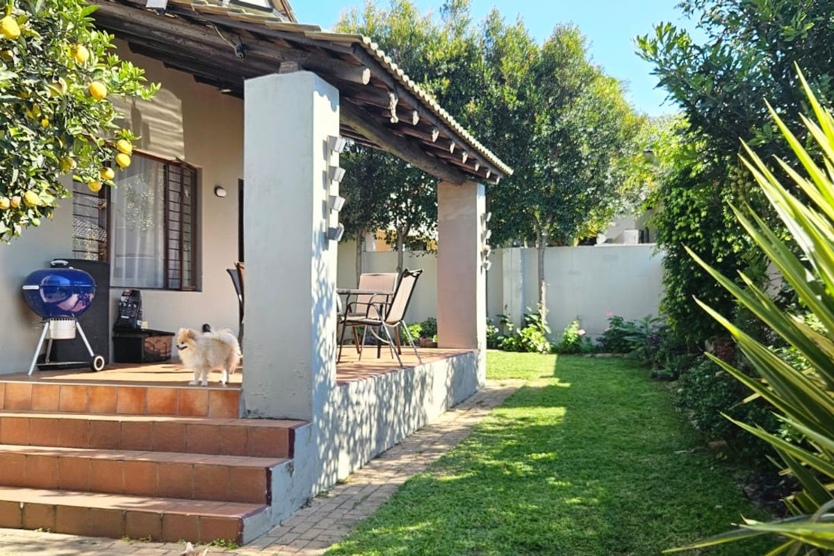 Full Title 3 bed Cluster Luxury Family Home with Solar & Loft and much more!!! - Photo 4