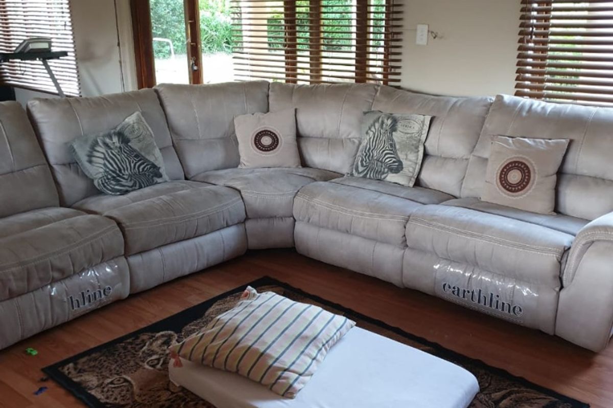 MODERN CLUSTER HOME TO RENT Prime location – only 3km from Oakfields Pick n Pay R16 000 per month R250 garden levy Water included at no extra charge Property Features: 3 Spacious Bedrooms 2 Bathrooms Separate Laundry Room Double Lock-Up Garage Blinds Throughout the Home Gas Top Stove Alarm System Electric Fence Safe & Secure Cluster Living Perfect for comfortable family living in a secure environment. Contact today to arrange a viewing before it’s gone! - Photo 3
