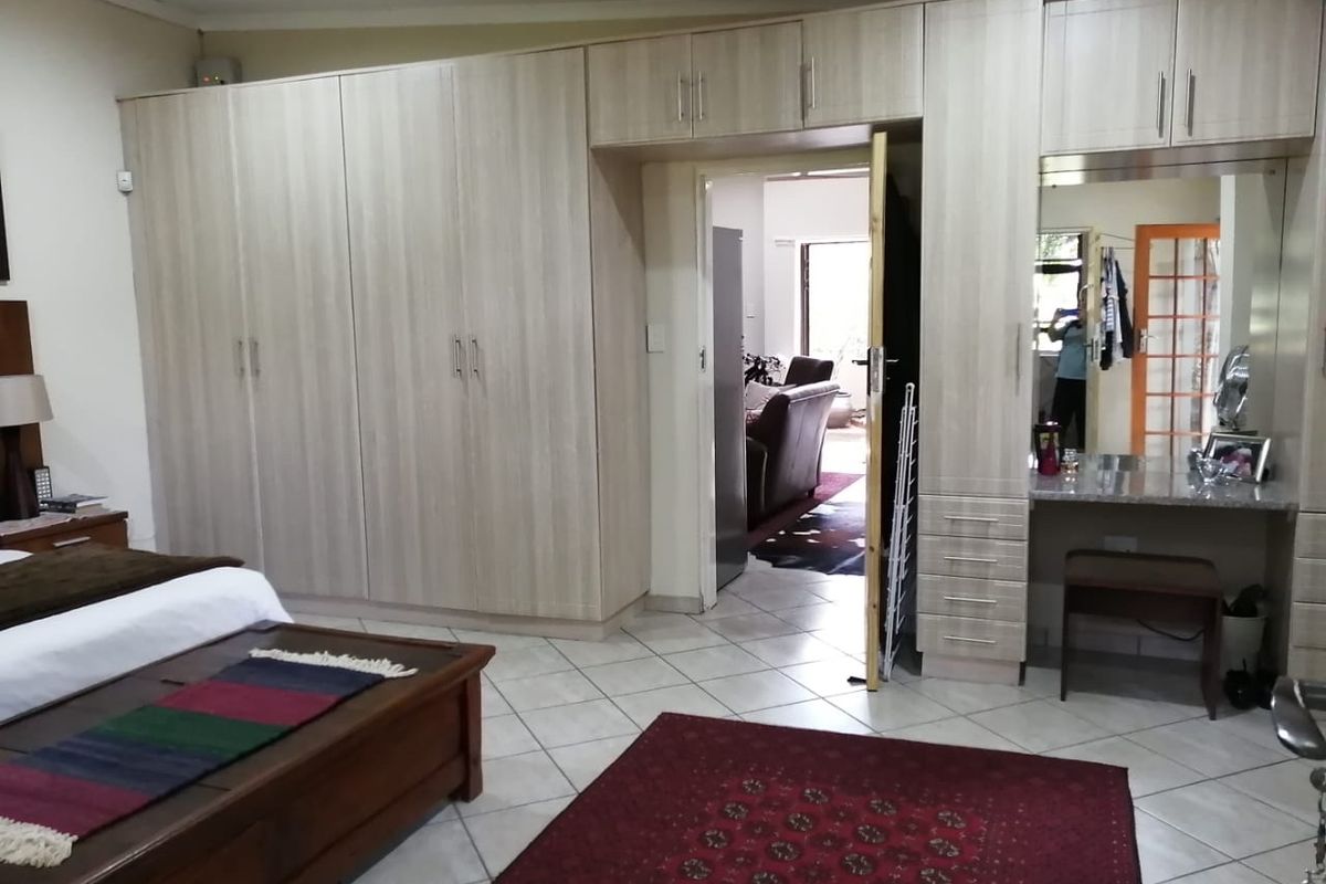 MODERN CLUSTER HOME TO RENT Prime location – only 3km from Oakfields Pick n Pay R16 000 per month R250 garden levy Water included at no extra charge Property Features: 3 Spacious Bedrooms 2 Bathrooms Separate Laundry Room Double Lock-Up Garage Blinds Throughout the Home Gas Top Stove Alarm System Electric Fence Safe & Secure Cluster Living Perfect for comfortable family living in a secure environment. Contact today to arrange a viewing before it’s gone! - Photo 5