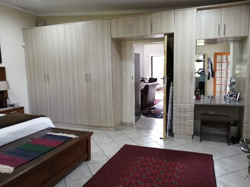 MODERN CLUSTER HOME TO RENT Prime location – only 3km from Oakfields Pick n Pay R16 000 per month R250 garden levy Water included at no extra charge Property Features: 3 Spacious Bedrooms 2 Bathrooms Separate Laundry Room Double Lock-Up Garage Blinds Throughout the Home Gas Top Stove Alarm System Electric Fence Safe & Secure Cluster Living Perfect for comfortable family living in a secure environment. Contact today to arrange a viewing before it’s gone! - Photo 5