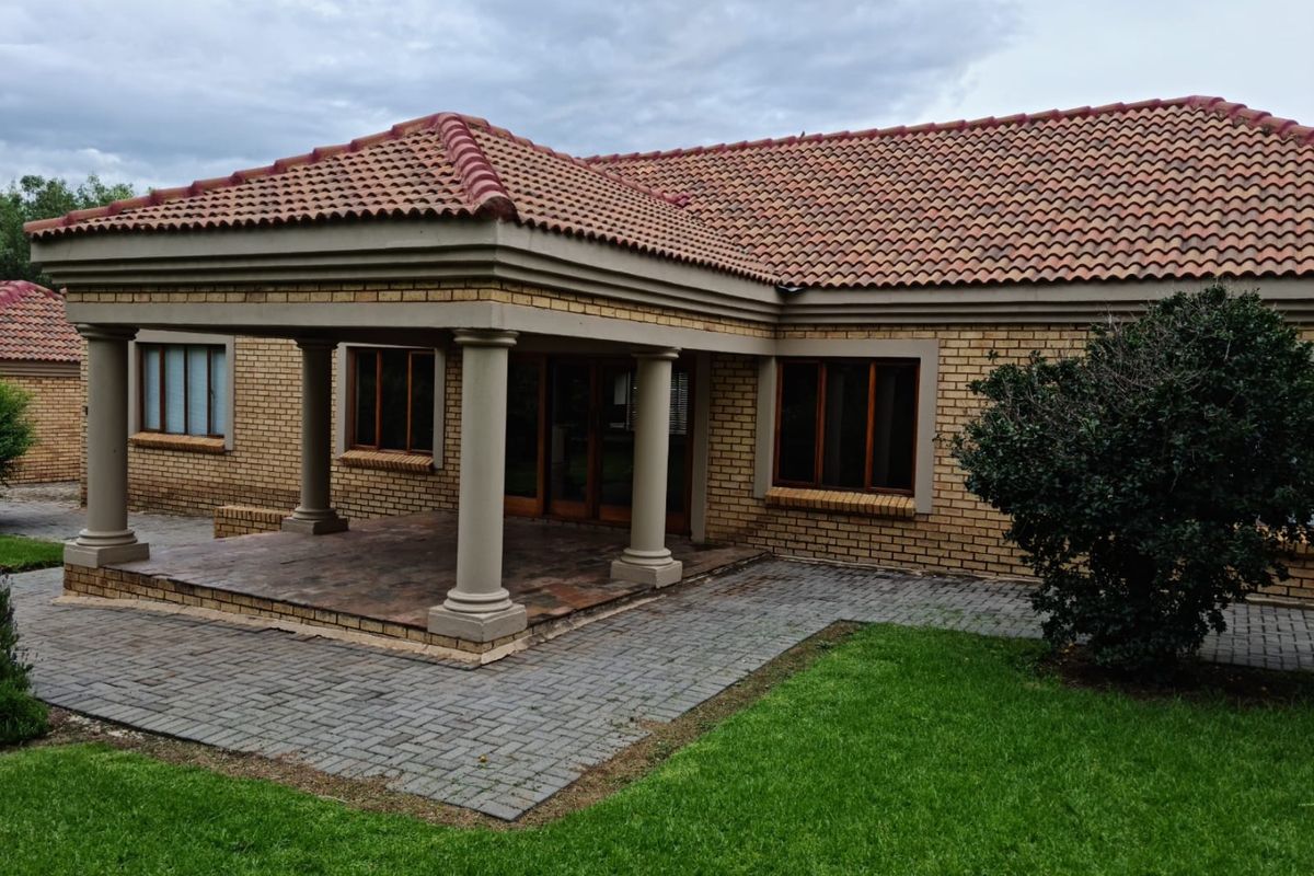 MODERN CLUSTER HOME TO RENT Prime location – only 3km from Oakfields Pick n Pay R16 000 per month R250 garden levy Water included at no extra charge Property Features: 3 Spacious Bedrooms 2 Bathrooms Separate Laundry Room Double Lock-Up Garage Blinds Throughout the Home Gas Top Stove Alarm System Electric Fence Safe & Secure Cluster Living Perfect for comfortable family living in a secure environment. Contact today to arrange a viewing before it’s gone! - Photo 2