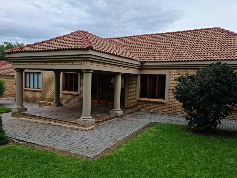 MODERN CLUSTER HOME TO RENT Prime location – only 3km from Oakfields Pick n Pay R16 000 per month R250 garden levy Water included at no extra charge Property Features: 3 Spacious Bedrooms 2 Bathrooms Separate Laundry Room Double Lock-Up Garage Blinds Throughout the Home Gas Top Stove Alarm System Electric Fence Safe & Secure Cluster Living Perfect for comfortable family living in a secure environment. Contact today to arrange a viewing before it’s gone! - Photo 2
