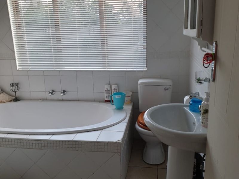 MODERN CLUSTER HOME TO RENT Prime location – only 3km from Oakfields Pick n Pay R16 000 per month R250 garden levy Water included at no extra charge Property Features: 3 Spacious Bedrooms 2 Bathrooms Separate Laundry Room Double Lock-Up Garage Blinds Throughout the Home Gas Top Stove Alarm System Electric Fence Safe & Secure Cluster Living Perfect for comfortable family living in a secure environment. Contact today to arrange a viewing before it’s gone! - Photo 10