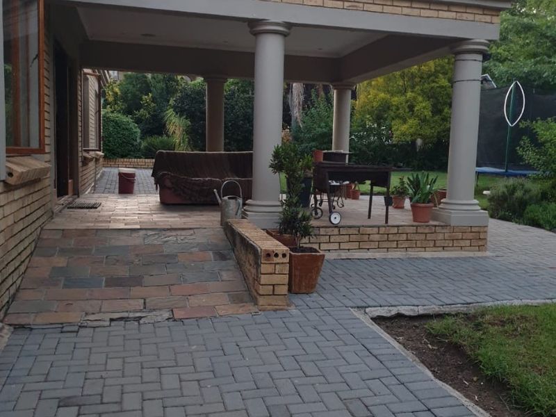 MODERN CLUSTER HOME TO RENT Prime location – only 3km from Oakfields Pick n Pay R16 000 per month R250 garden levy Water included at no extra charge Property Features: 3 Spacious Bedrooms 2 Bathrooms Separate Laundry Room Double Lock-Up Garage Blinds Throughout the Home Gas Top Stove Alarm System Electric Fence Safe & Secure Cluster Living Perfect for comfortable family living in a secure environment. Contact today to arrange a viewing before it’s gone! - Photo 9