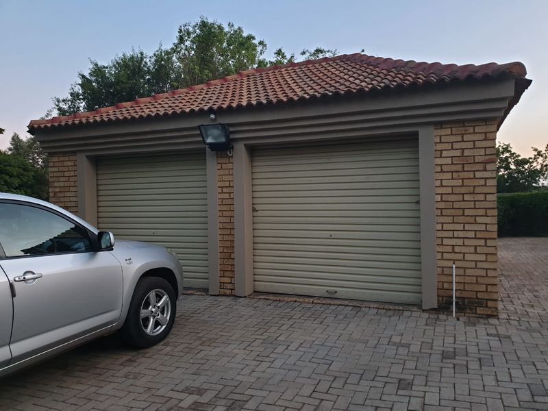 MODERN CLUSTER HOME TO RENT Prime location – only 3km from Oakfields Pick n Pay R16 000 per month R250 garden levy Water included at no extra charge Property Features: 3 Spacious Bedrooms 2 Bathrooms Separate Laundry Room Double Lock-Up Garage Blinds Throughout the Home Gas Top Stove Alarm System Electric Fence Safe & Secure Cluster Living Perfect for comfortable family living in a secure environment. Contact today to arrange a viewing before it’s gone! - Photo 8