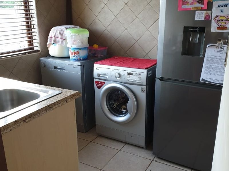 MODERN CLUSTER HOME TO RENT Prime location – only 3km from Oakfields Pick n Pay R16 000 per month R250 garden levy Water included at no extra charge Property Features: 3 Spacious Bedrooms 2 Bathrooms Separate Laundry Room Double Lock-Up Garage Blinds Throughout the Home Gas Top Stove Alarm System Electric Fence Safe & Secure Cluster Living Perfect for comfortable family living in a secure environment. Contact today to arrange a viewing before it’s gone! - Photo 6