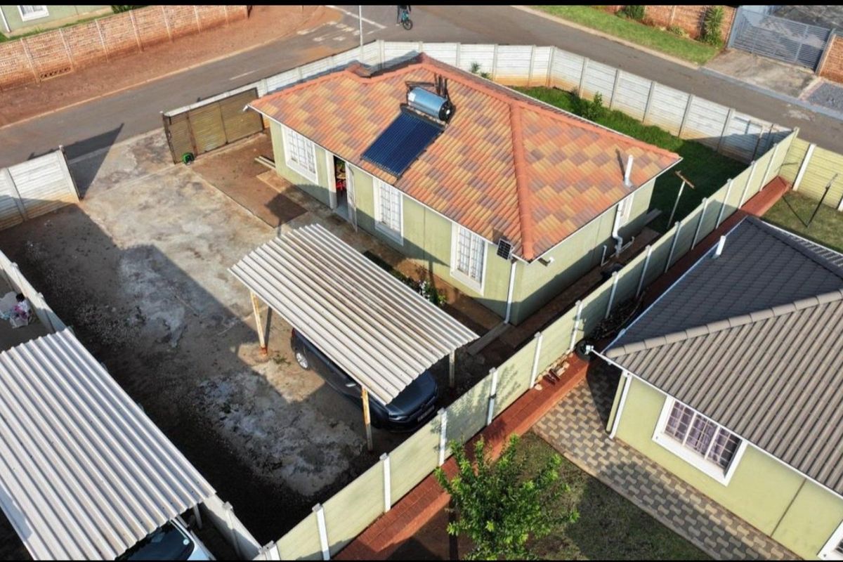 Family 3b3droom and 2 bath Home in Sky City with Fibre and Solar Geyser - Photo 5