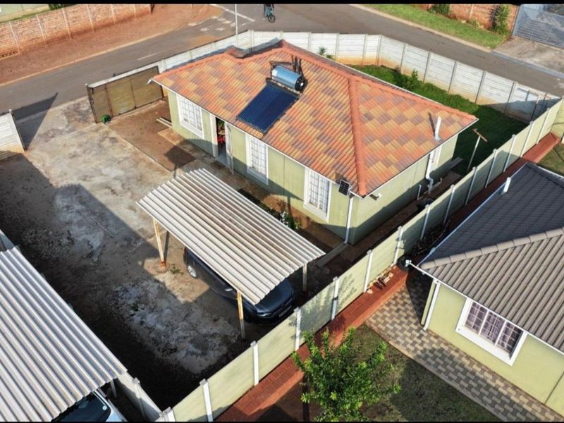 Family 3b3droom and 2 bath Home in Sky City with Fibre and Solar Geyser - Photo 5