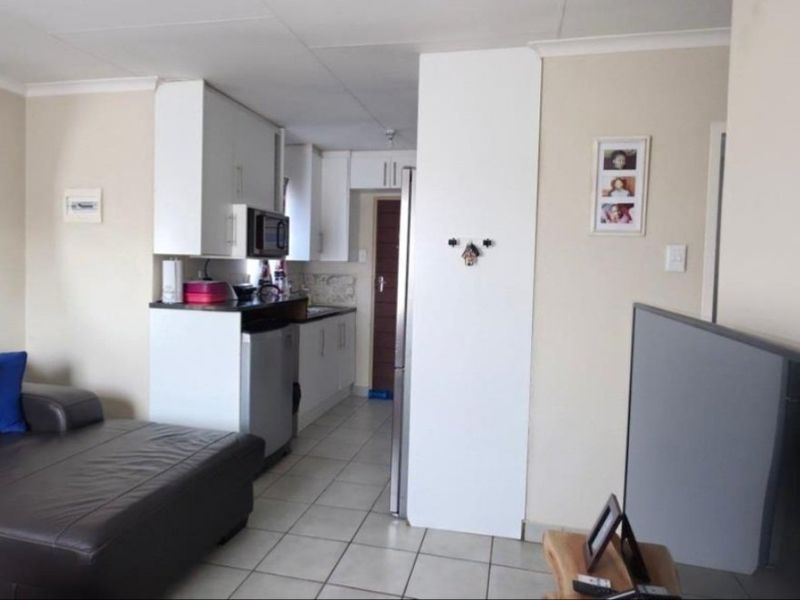 Family 3b3droom and 2 bath Home in Sky City with Fibre and Solar Geyser - Photo 7
