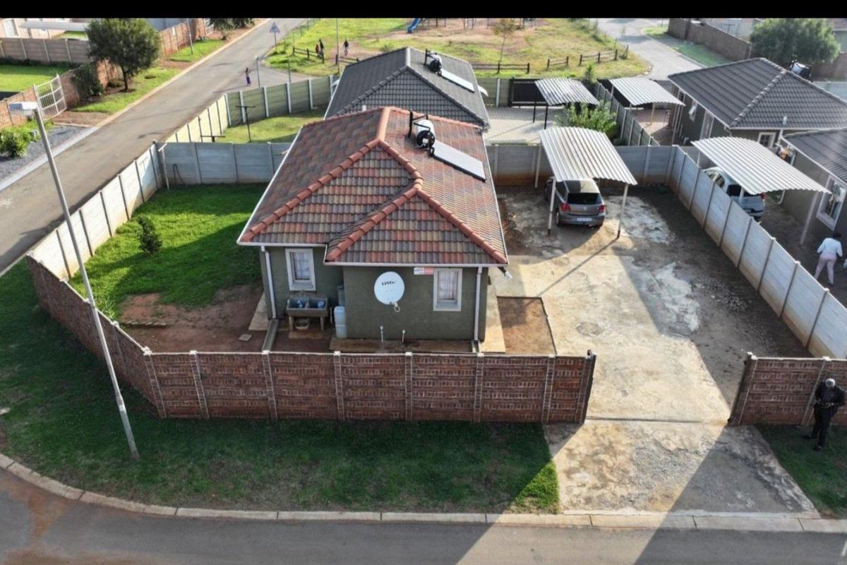 Family 3b3droom and 2 bath Home in Sky City with Fibre and Solar Geyser - Photo 2