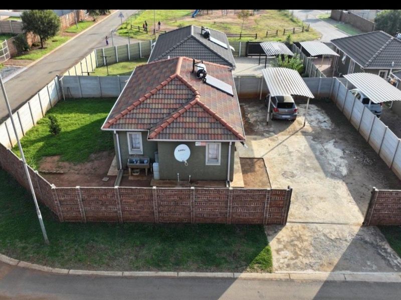 Family 3b3droom and 2 bath Home in Sky City with Fibre and Solar Geyser - Photo 2