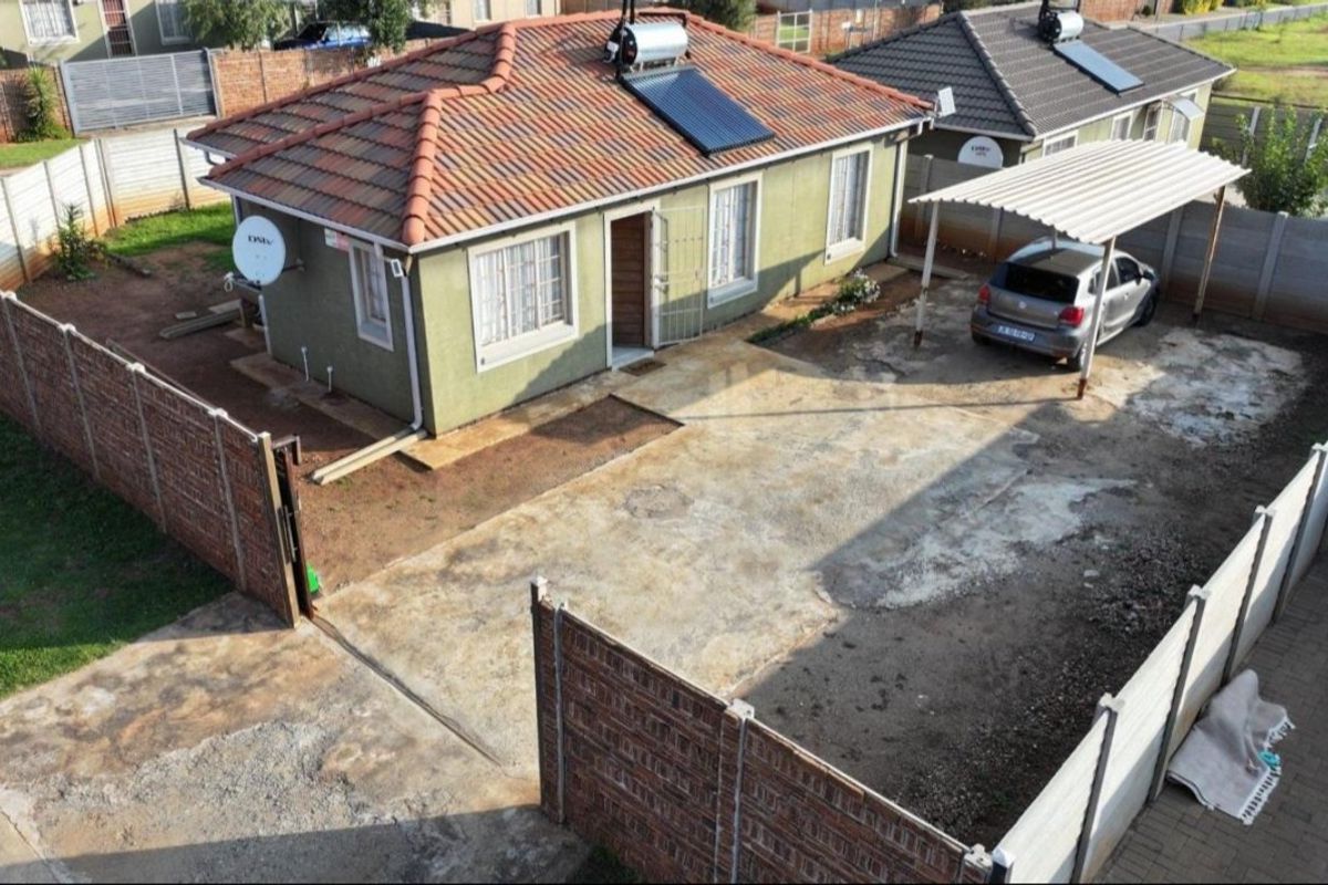 Family 3b3droom and 2 bath Home in Sky City with Fibre and Solar Geyser - Photo 4