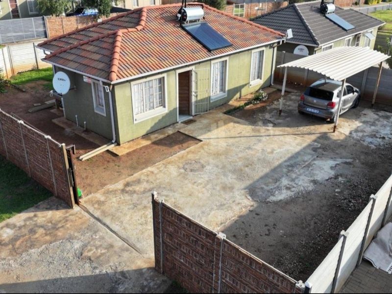 Family 3b3droom and 2 bath Home in Sky City with Fibre and Solar Geyser - Photo 4
