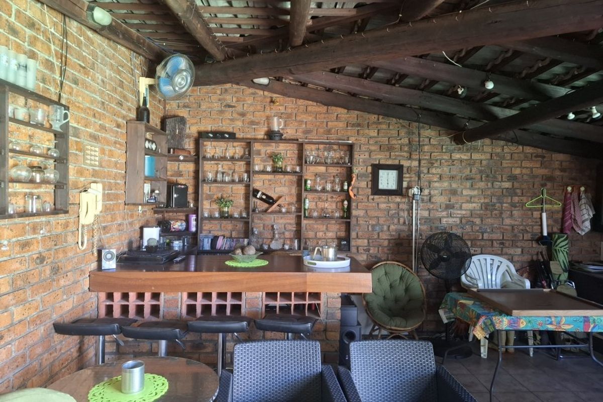 Spacious 4-Bed Family Home with Pool, Pub & Cottage on a Large Stand - Photo 2