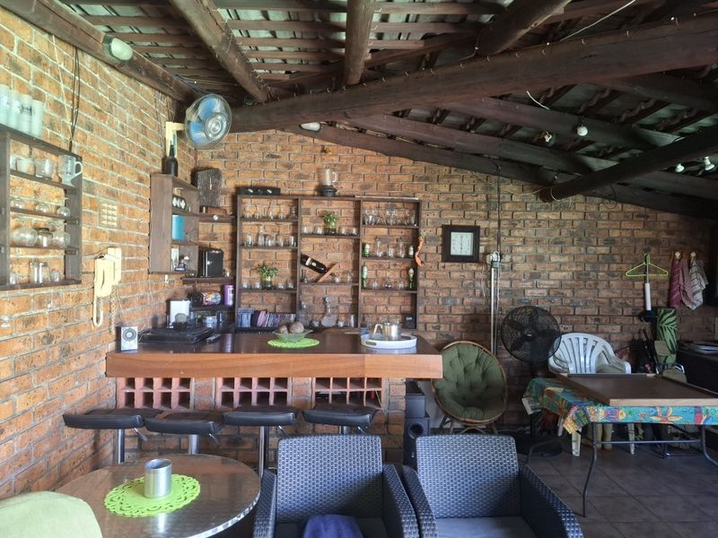 Spacious 4-Bed Family Home with Pool, Pub & Cottage on a Large Stand - Photo 2
