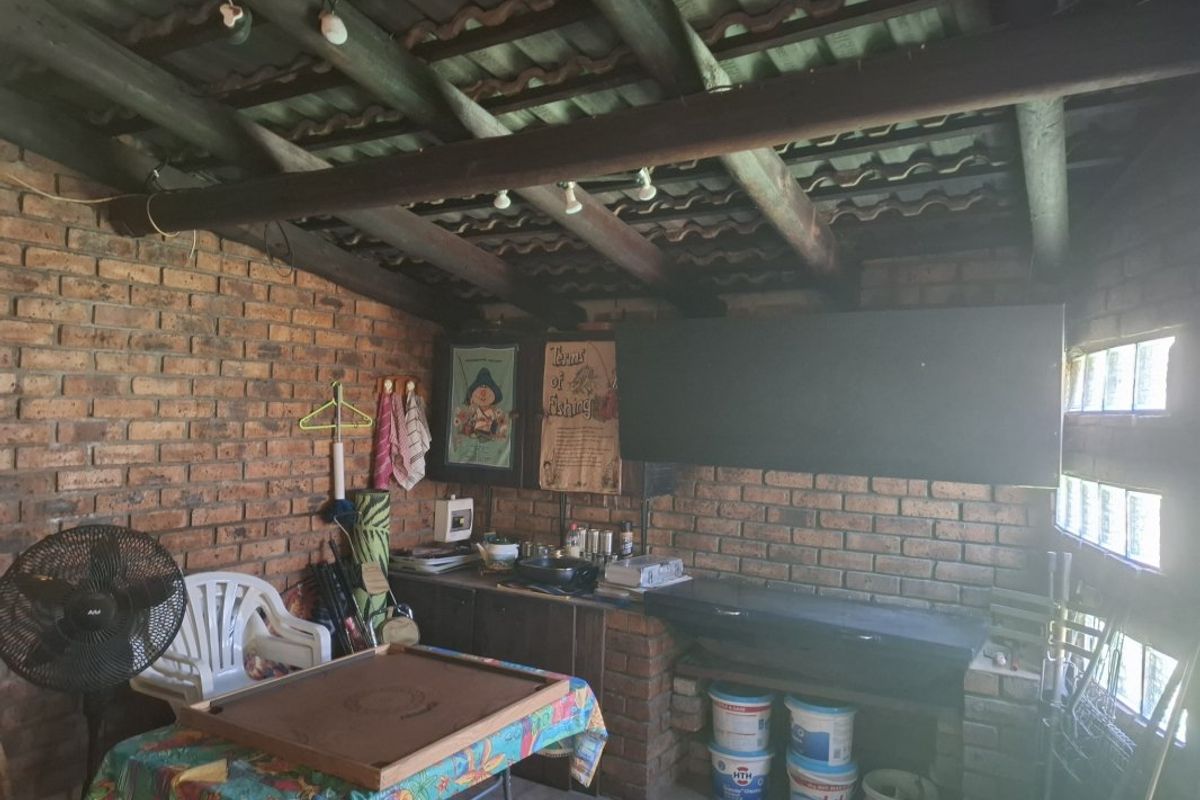 Spacious 4-Bed Family Home with Pool, Pub & Cottage on a Large Stand - Photo 3