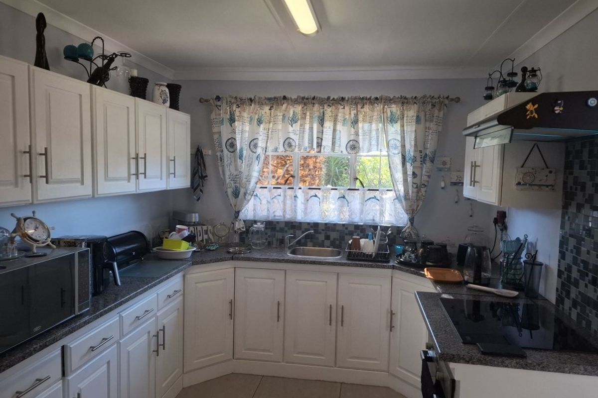 Spacious 4-Bed Family Home with Pool, Pub & Cottage on a Large Stand - Photo 4