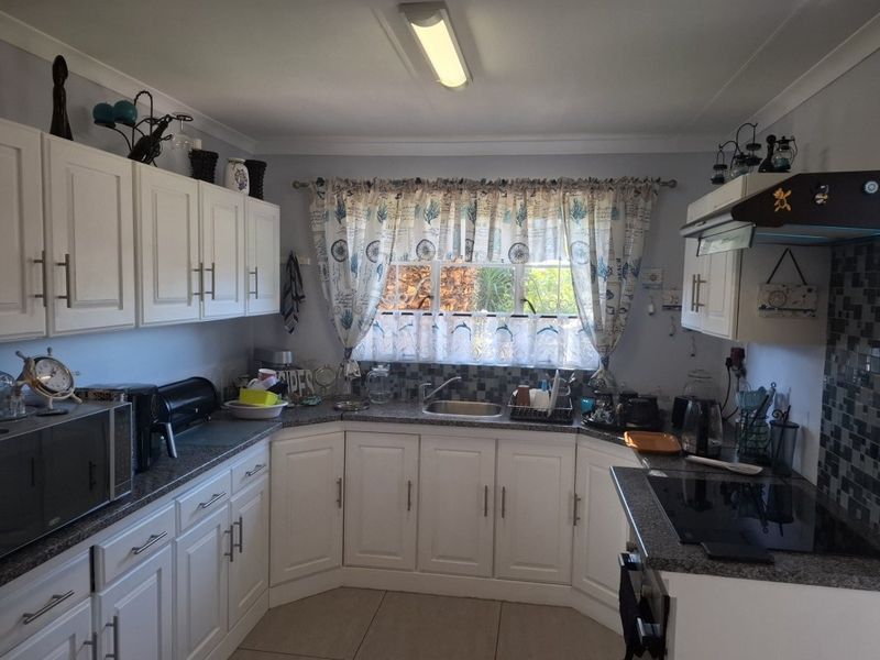Spacious 4-Bed Family Home with Pool, Pub & Cottage on a Large Stand - Photo 4
