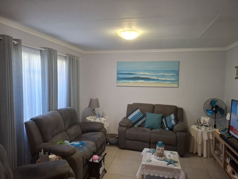 Spacious 4-Bed Family Home with Pool, Pub & Cottage on a Large Stand - Photo 9