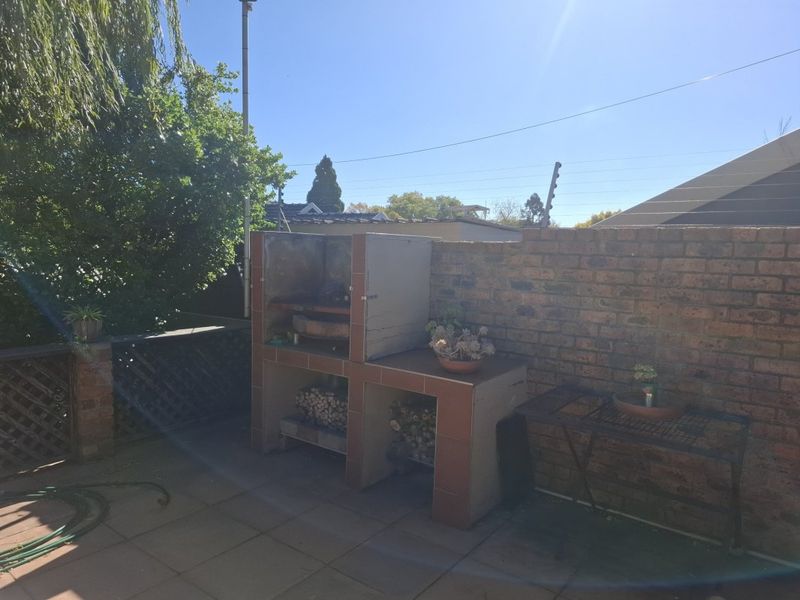 Spacious 4-Bed Family Home with Pool, Pub & Cottage on a Large Stand - Photo 8