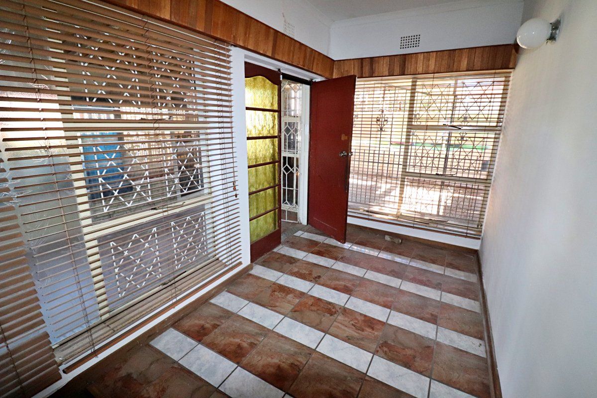 Spacious 3-Bed Family Home with Granny Flat & Entertainment Space - Photo 2