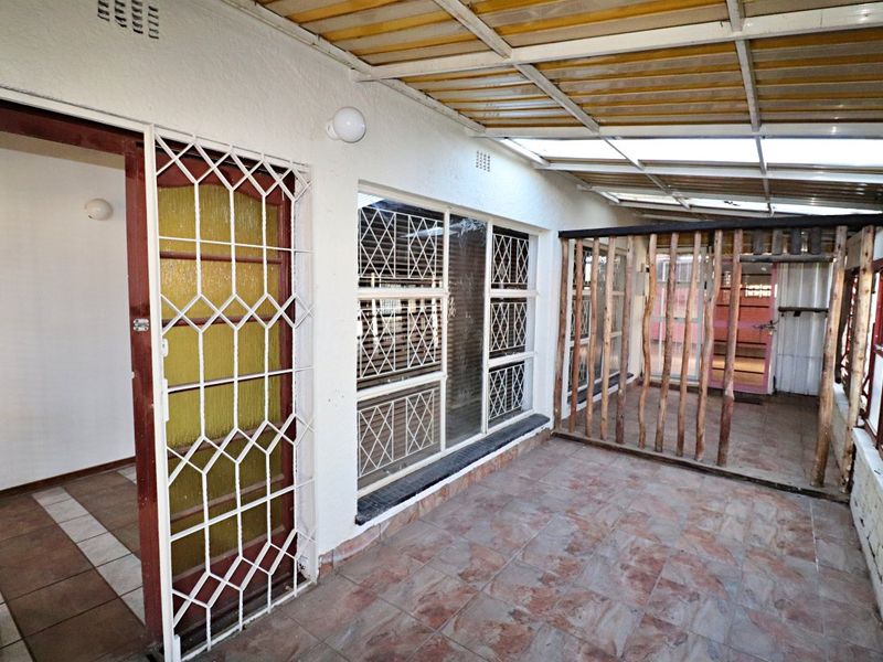 Spacious 3-Bed Family Home with Granny Flat & Entertainment Space - Photo 10