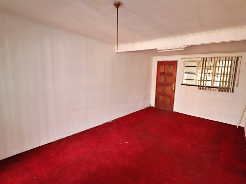 Spacious 3-Bed Family Home with Granny Flat & Entertainment Space - Photo 7