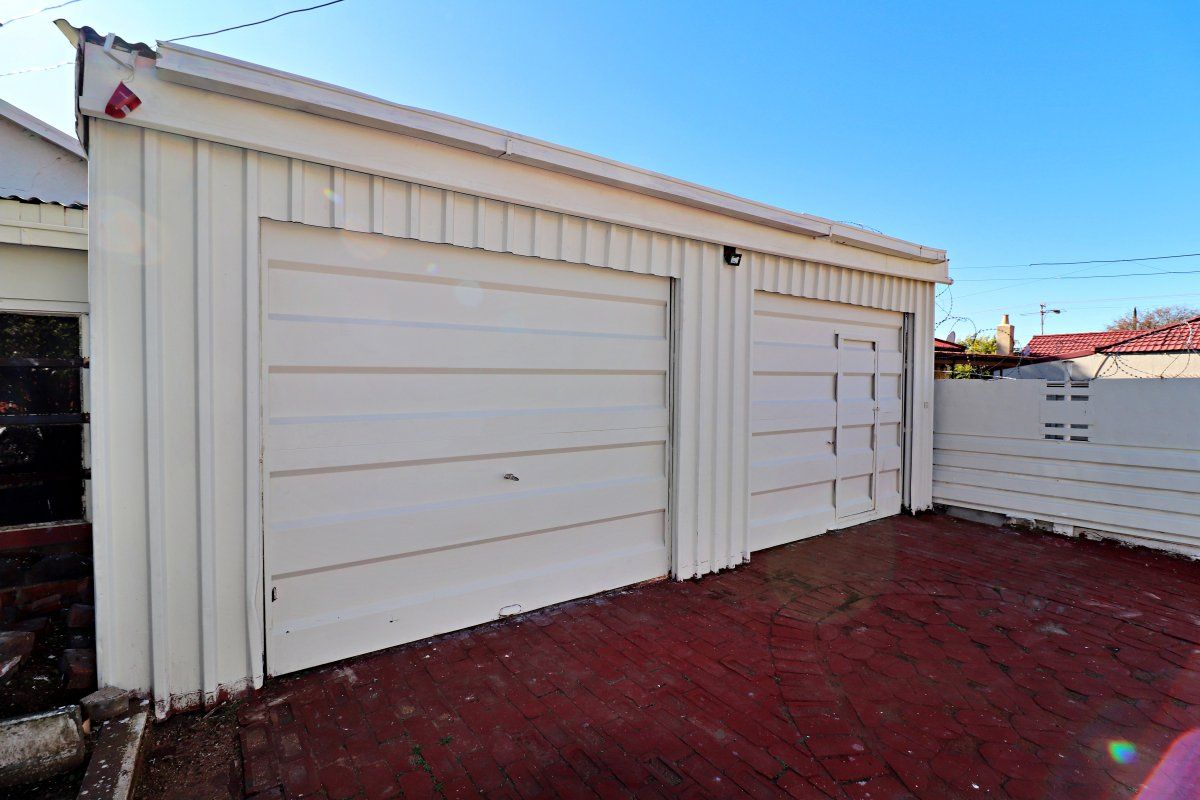 Spacious 3-Bed Family Home with Granny Flat & Entertainment Space - Photo 3