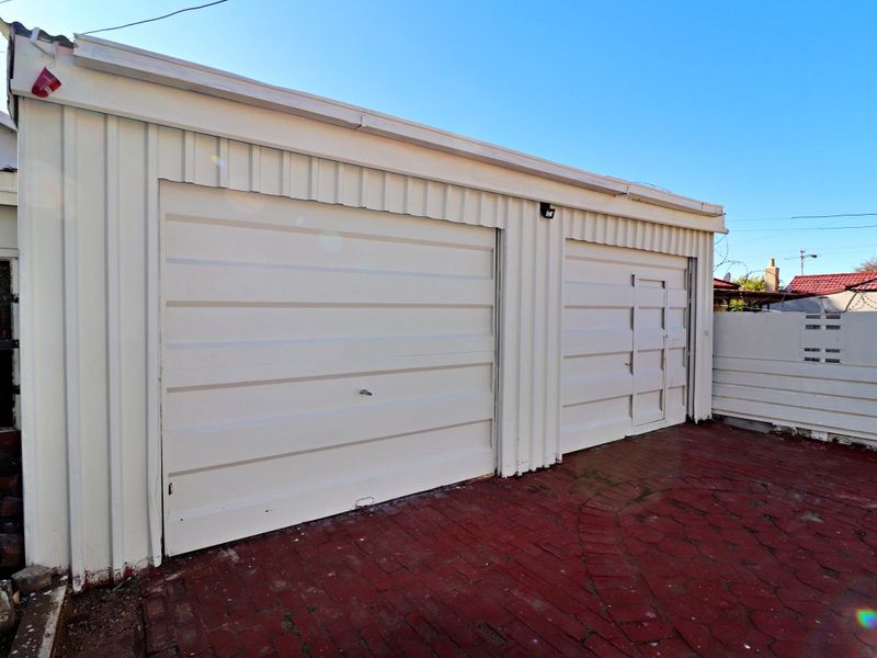Spacious 3-Bed Family Home with Granny Flat & Entertainment Space - Photo 3