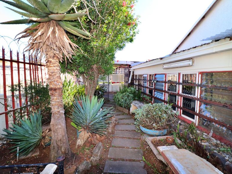 Spacious 3-Bed Family Home with Granny Flat & Entertainment Space - Photo 6
