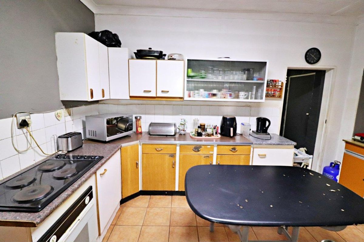 A Lovely Family Home in Fishers Hill with a Cottage. - Photo 4