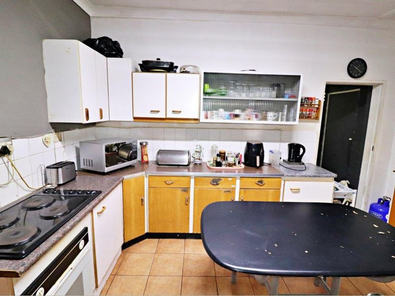 A Lovely Family Home in Fishers Hill with a Cottage. - Photo 4